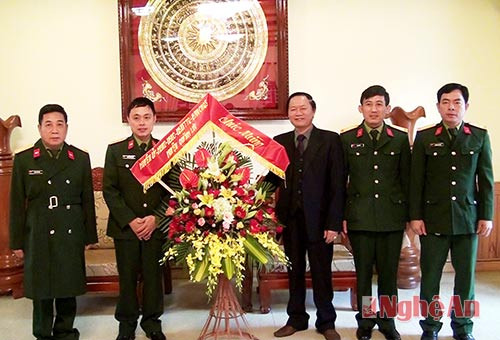 Phó Chủ tịch UBND huyện Quỳnh Lưu Hồ Ngọc Dũng huyện tặng hoa chúc mừng Lữ đoàn xe tăng 215