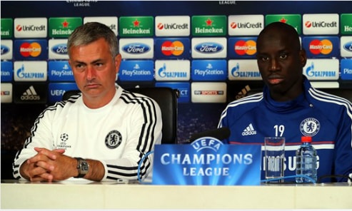 Mourinho và Demba Ba dự họp báo trong thời gian làm việc ở Chelsea. Ảnh: UEFA.