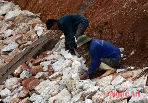 Công nhân công ty 36.32 lát đá tại những đoạn cong của kênh tiêu Châu Bình
