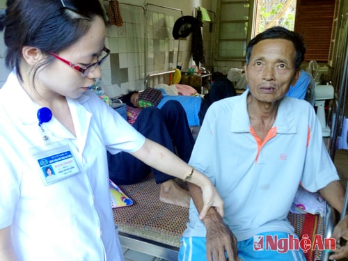 Thăm, khám cho người bệnh gan ở BV Hữu nghị đa khoa Nghệ An