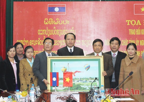 Hai Ban trao tặng nhau món quà lưu niệm. 
