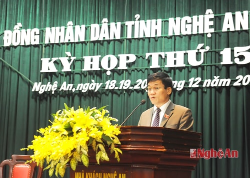 Đồng chí Trần Văn Mão - Ủy viên thường trực HĐND tỉnh thông báo kết quả tiếp nhận ý kiến cử tri qua đường dây nóng tại phiên làm việc sáng 19/12 của kỳ họp thứ 15.