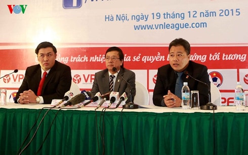  Tổng giám đốc VPF Cao Văn Chóng (trái) tại buổi lễ bốc thăm xếp lịch thi đấu cho mùa giải mới. (Ảnh: Hải Đăng)