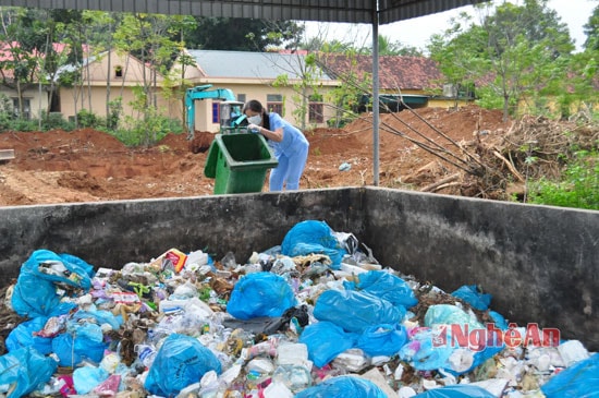 Rác thải sinh hoạt của Bệnh viện Đa khoa Diễn Châu được tập kết, vận chuyển và xử lý tại khu liên hợp xử lý rác thải Nghi Yên.