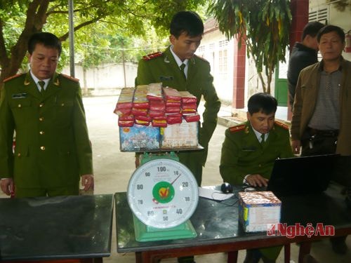 Lực lượng công an tiến hành giám định số tang vật bị thu giữ