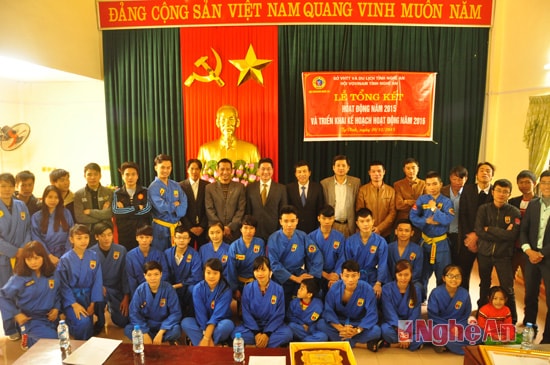 Võ sư, HLV cùng các môn sinh môn phái Vovinam với nghiêm lễ 