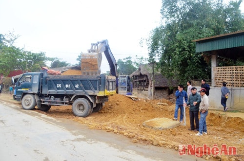 Làm đường nông thôn mới ở Châu Tiến, Quỳ Châu.