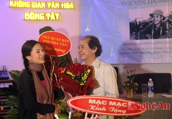  Nhà thơ Nguyễn Trọng Tạo đón nhận tình cảm của bạn bè, người yêu thơ trong ngày ra mắt trường ca.
