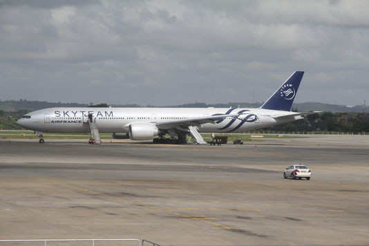 Chiếc máy bay của hãng hàng không Air France bị nghi có bom tại sân bay Mombasa, Kenya hôm 20/12. Ảnh: AP.