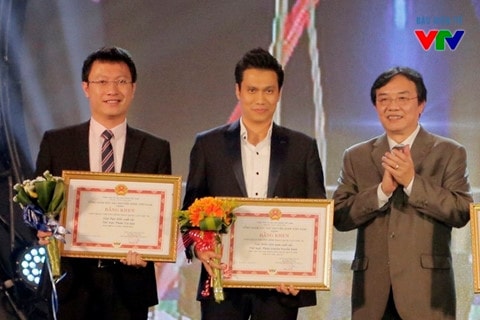  Đạo diễn Lương Minh Đức và diễn viên Việt Anh nhận giải thưởng cá nhân từ ông Phạm Việt Tiến - Phó Tổng Giám đốc Đài THVN, Chủ tịch LHTHTQ lần thứ 35.