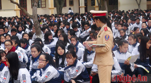 Lực lượng CSGT Thành phố Vinh phát tờ rơi tuyên truyền ATGT cho học sinh