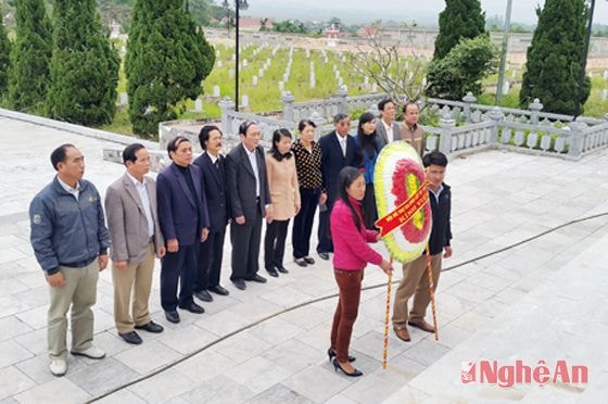 Hội hỗ trợ gia đình liệt sỹ tỉnh và Ngân hàng HTX Việt Nam cho nhanh Nghệ An trao hỗ trợ 50 triệu đồng cho mẹ Coa Thị Đỏ làm nhà ở