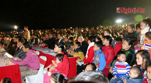 .Dù thời tiết giá rét nhưng đã có hơn 1 ngàn người dân xã Nam Lộc đến dự đêm hội.