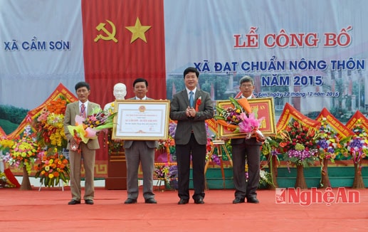 Thừa ủy quyền Chủ tịch UBND tỉnh, đồng chí Nguyễn Hữu Sáng - Phó Bí thư Đảng ủy, Chủ tịch UBND xã trao bằng công nhận đạt chuẩn NTM cho xã Cẩm Sơn