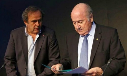 Blatter (phải) và Platini bị cấm hoạt động bóng đá tám năm. Ảnh: AFP. 