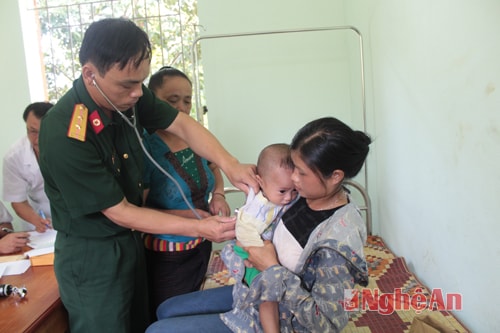 Cán bộ quân y Bộ CHQS tỉnh khám bệnh cho bà con dân bản xã Nậm Giải (Quế Phong)