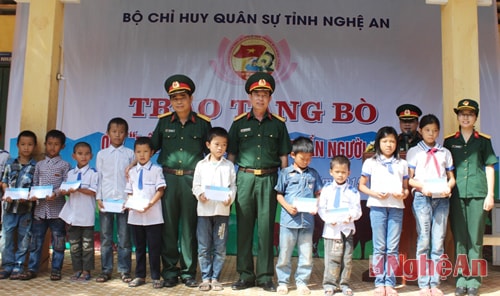 Bộ CHQS tỉnh trao học bổng cho học sinh nghèo vượt khó. Ảnh: p.q