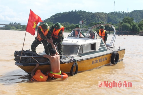 Chiến sỹ Bộ CHQS tỉnh huấn luyện tình huống cứu hộ thiên tai bão lụt