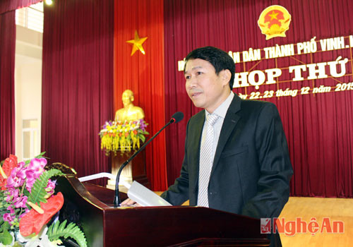 Ông Lê Sỹ Chiến, tân Phó Chủ tịch UBND TP Vinh phát biểu ra mắt HĐND TP Vinh.