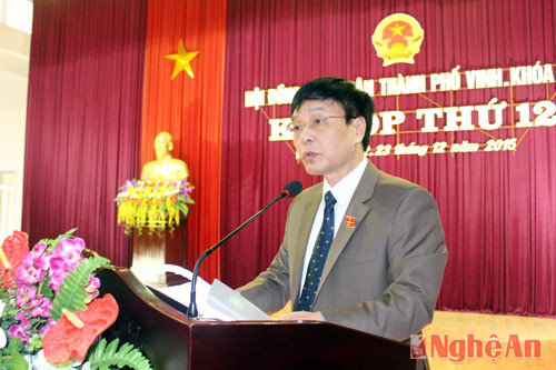 Ông Nguyễn Hồng Minh, Chủ tịch HĐND TP Vinh phát biểu khai mạc kỳ họp.
