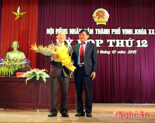 Đồng chí Võ Viết Thanh, Ủy viên Ban Thường vụ Tỉnh ủy, Bí thư Thành ủy Vinh tặng hoa cho ông