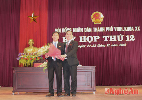 Ông Nguyễn Văn Lư, Phó Bí thư Thường trực Thành ủy Vinh tăng hoa chúc mừng ông