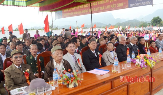 Các đại biểu lão thành cách mạng dự lễ