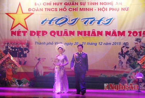 Cac thí sinh thể hiện nội dung thi biểu diễn Quân phục và trang phục truyền thống