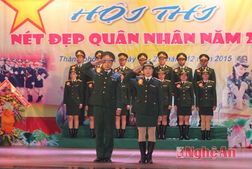 Các cặp đôi thể hiện nội dung thi Điều lệnh đội ngũ tay không