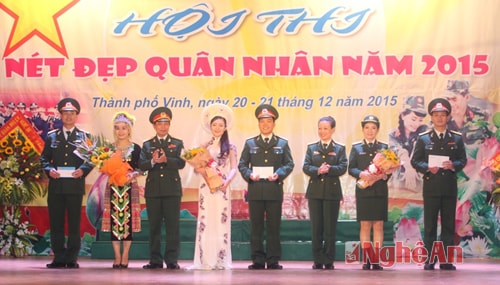 Đại tá Lương Hồng Phong và Thượng tá Bùi Thị Lan Phương trao giải cho các cặp đôi biểu diễn Điều lệnh, Thời trang đẹp nhất