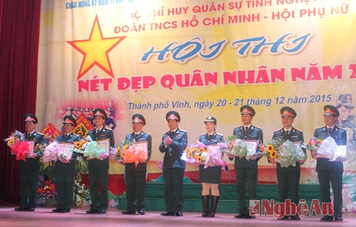 Đại tá Lương Hồng Phong, Chính ủy Bộ CHQS tỉnh trao giải nhaats, nhì, ba cho các đội thi.JPG Mở bằng 7 / 9 mục