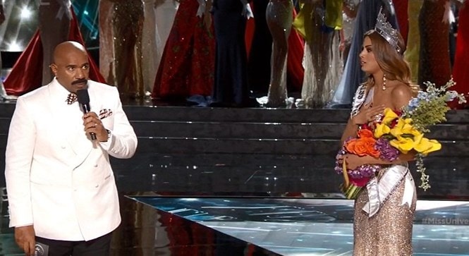 MC Steve Harvey công bố lại kết quả trong sự bàng hoàng của người đẹp Colombia