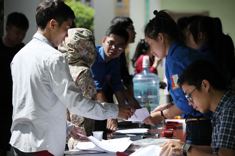 Thí sinh ĐKXT tại Trường ĐH Bách khoa Hà Nội năm 2015 (Ảnh Lê Anh Dũng)