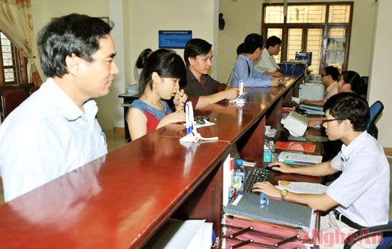 Giao dịch tại trung tâm giao dịch một cửa Sở Kế hoạch và Đầu tư.  Ảnh: sỹ minh