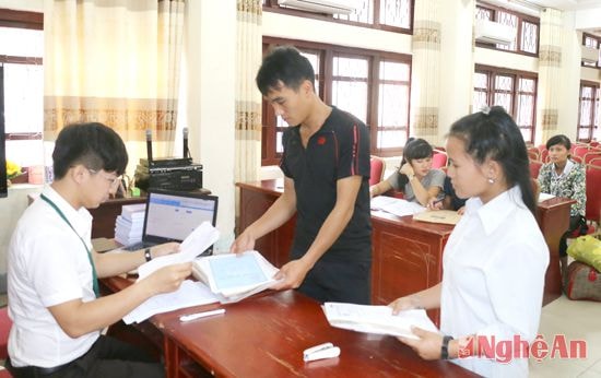 Tân sinh viên Khoa Nông - Lâm - Ngư (Trường ĐH Vinh) làm thủ tục nhập học.