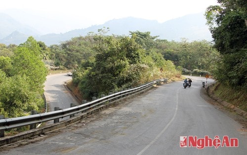 Do uốn lượn theo thế núi nên cung đường này có những đoạn cua gấp khúc, hành khách có cảm giác như đi trên một con đường vòng.