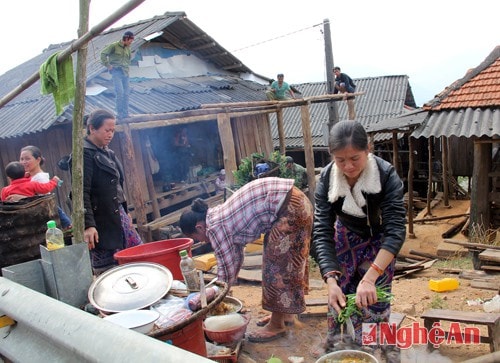 Dọc đường, có thể dừng chân ghé thăm các bản làng của người Mông, Thái và Khơ mú để tìm hiểu về đời sống và phong tục của bà con.