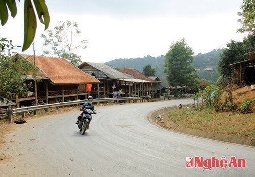 Những ngôi nhà sàn mái ngói đỏ tươi bên đường gợi lên sự ấm áp, gần gũi và càng tô điểm thêm cho vẻ đẹp của cung đường.