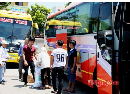 Bến xe Vinh tăng thêm đầu xe phục vụ nhu cầu đi lại  của người dân dịp Tết.Ảnh: N.M 
