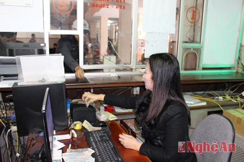 Giao dịch tại phòng vé Ga Vinh.