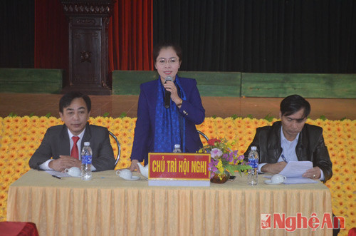 Đồng chí Võ Thị Minh Sinh, Ủy viên BCH Đảng bộ tỉnh, Bí thư Huyện ủy Quỳ Hợp điều hành hội nghị đối thoại.