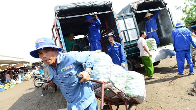 Vận chuyển hàng hóa tại chợ đầu mối nông sản Hóc Môn, TP.HCM trưa 22-12. Người kinh doanh kêu trời vì doanh nghiệp vận tải chưa giảm giá cước.