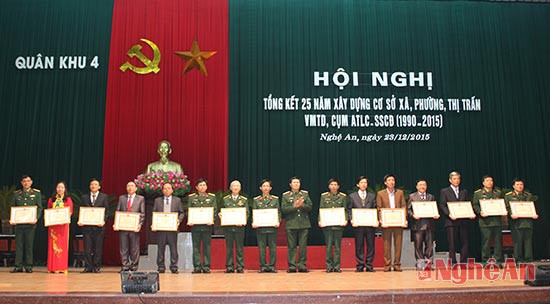 Thiếu tướng Nguyễn Tân Cương - Tư lệnh Quân khu trao Bằng khen cho các tập thể