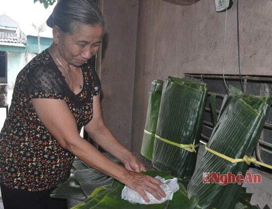 Bà Lê Thị Hào, 66 tuổi xóm Vĩnh Hòa là một người có trên 40 năm làm nghề gói bánh chưng, bánh tét đang làm công việc hàng ngày và đầu tiên của gói bánh chưng là lựa chọn và lau sạch lá chuối