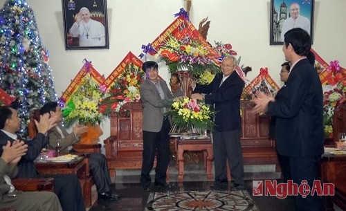 Bí thư huyện ủy Nghi Lộc Phan Sỹ Dương tặng hoa chúc mừng Giám mục Nguyễn Thái Hợp