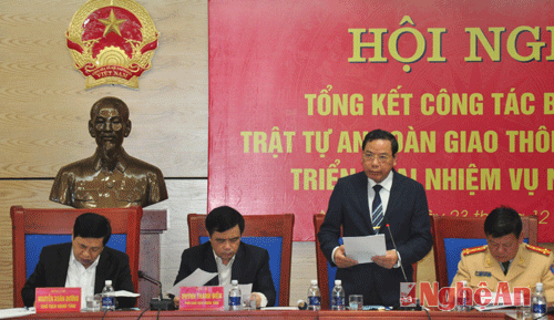 Đồng chí Nguyễn Hồng Kỳ-Giám đốc Sở GTVT-Phó Ban ATGT tỉnh trình bày báo cáo tình hình ATGT năm 2015