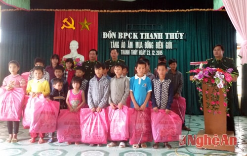 Đồn BP cửa khẩu Thanh Thủy tặng áo ấm cho người dân.