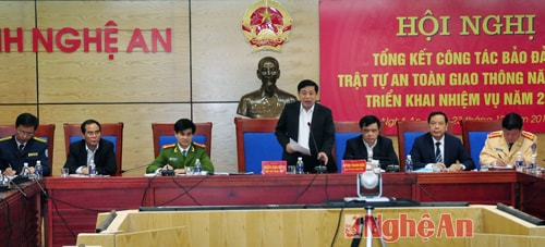 Đồng chí Chủ tịch UBND tỉnh phát biểu kết luận hội nghị