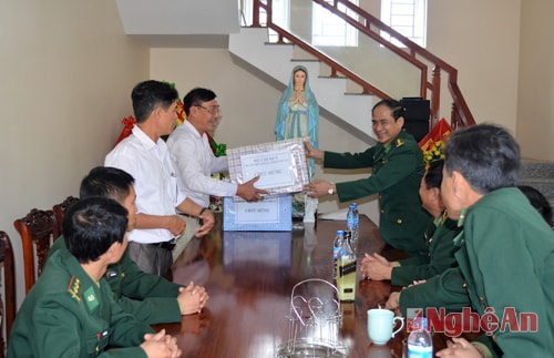 chỉ huy BĐBP Nghệ An tặng quà Hội đồng mục vụ giáo xứ Tràng Cảnh, huyện Nghi Lộc
