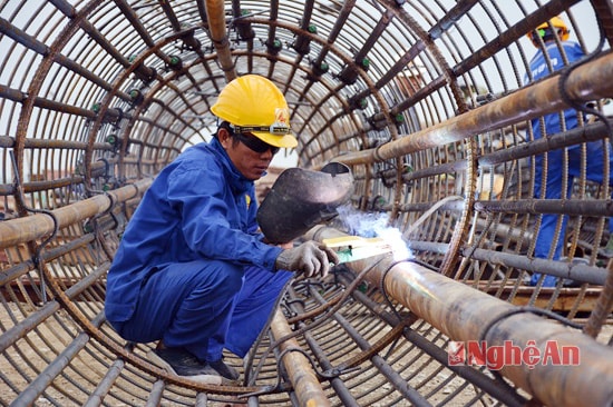 Công nhân thi công lồng thép cọc khoan nhồi